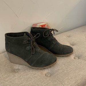 Toms women’s Suede Desert Wedge Crepe Booties olive green 9 like new